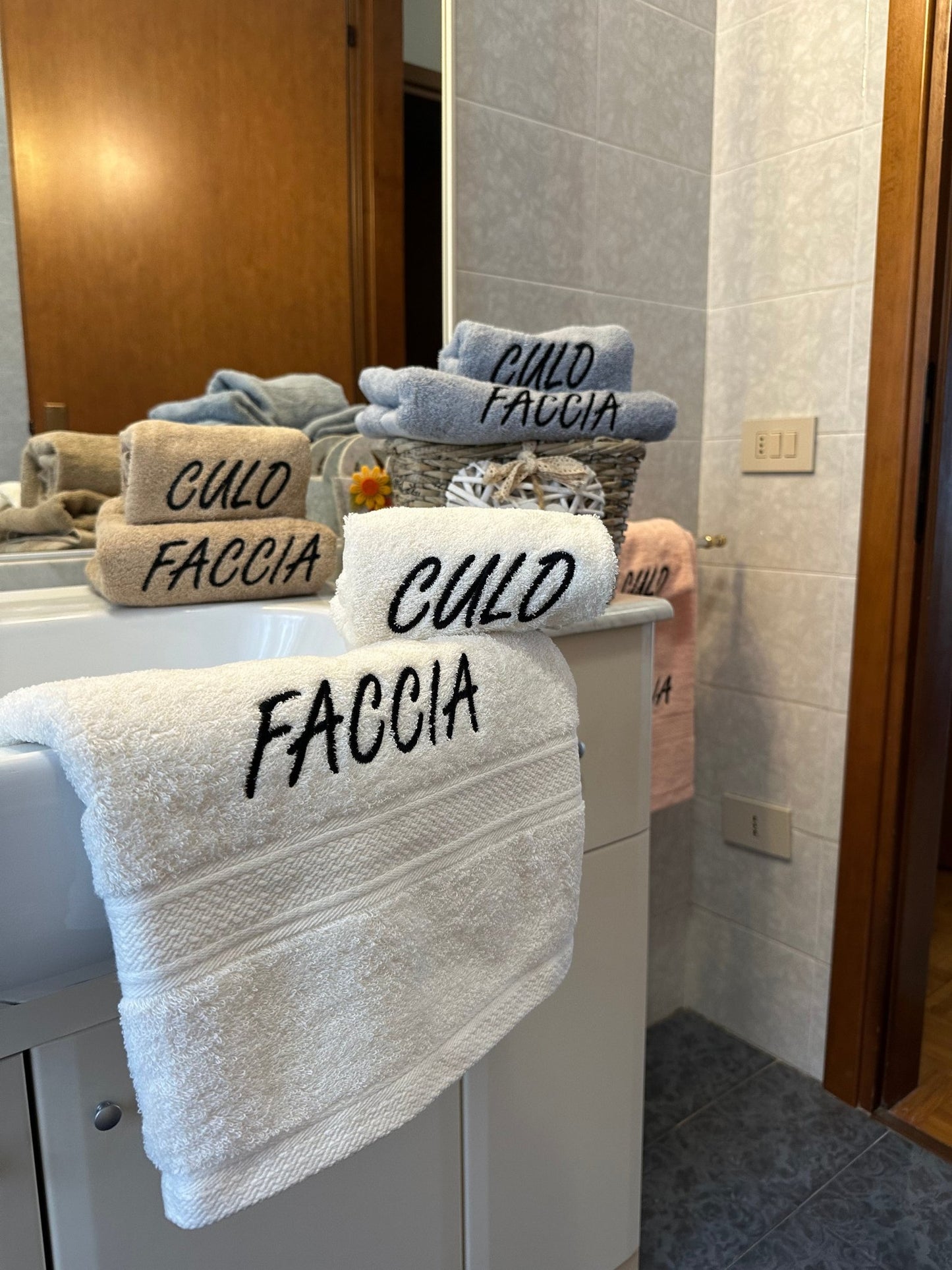 Coppia Asciugamani Iconici in Cotone Ricamato – Faccia & Culo - | SOLO PER TE ITALIA