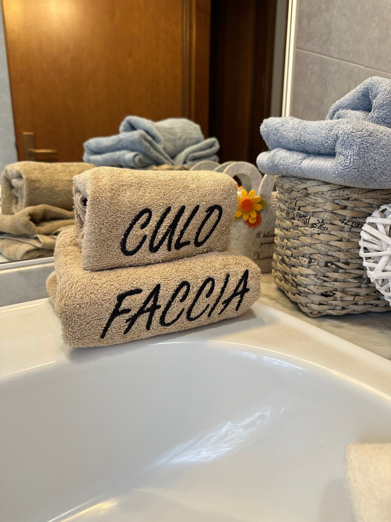 Coppia Asciugamani Bagno 100% Cotone Con Ricami Simpatici