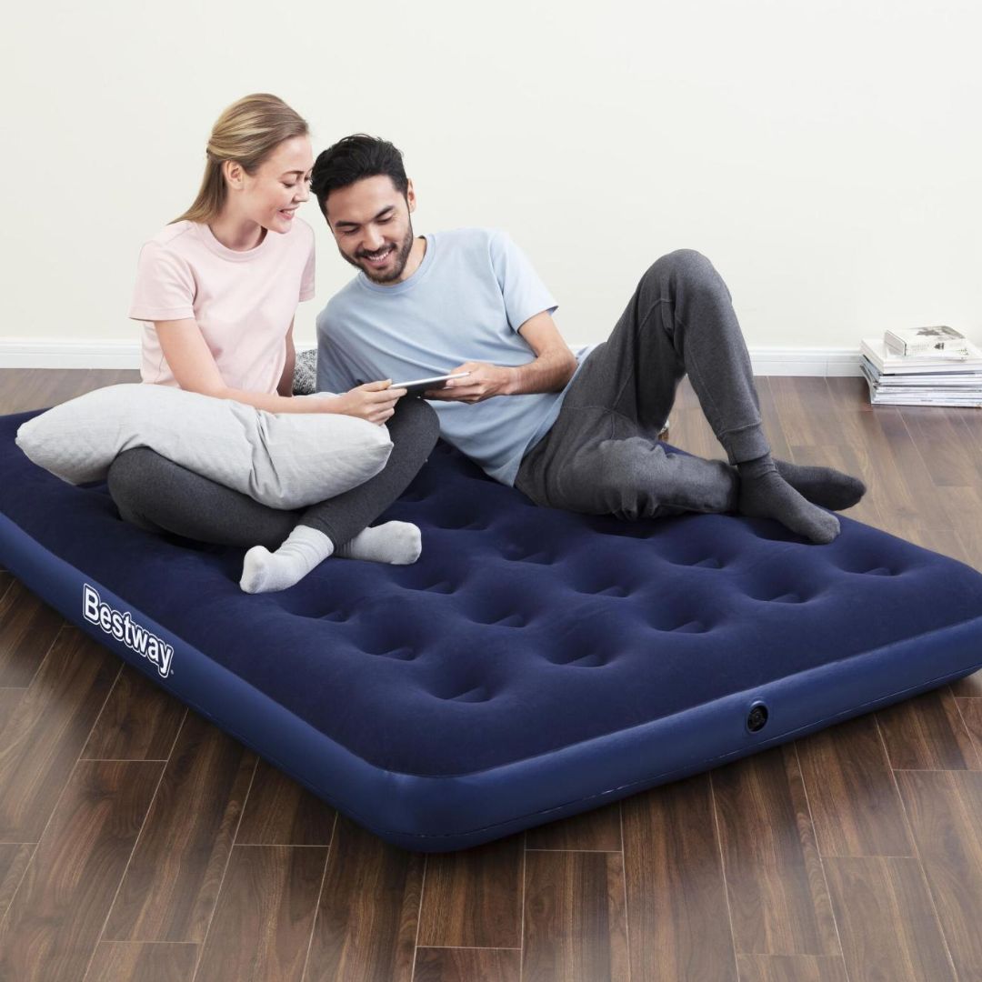 Materasso gonfiabile Bestway blu floccato in campeggio con pompa inclusa